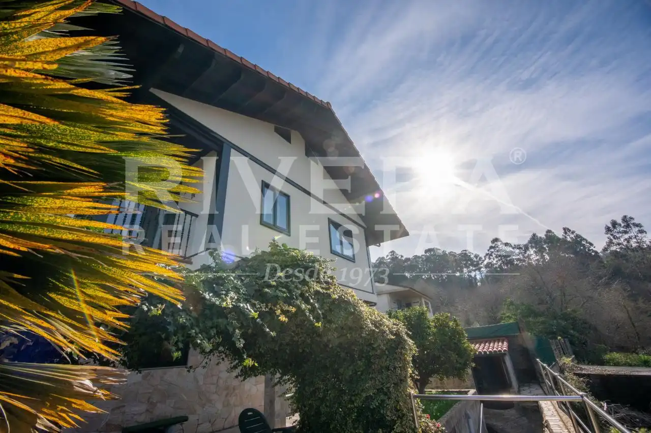 Vista exterior de Casa o xalet en venda en Redondela amb Calefacció, Jardí privat i Terrassa