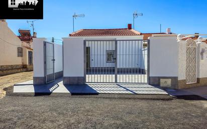 Vista exterior de Casa o xalet en venda en Torrevieja amb Aire condicionat, Calefacció i Jardí privat