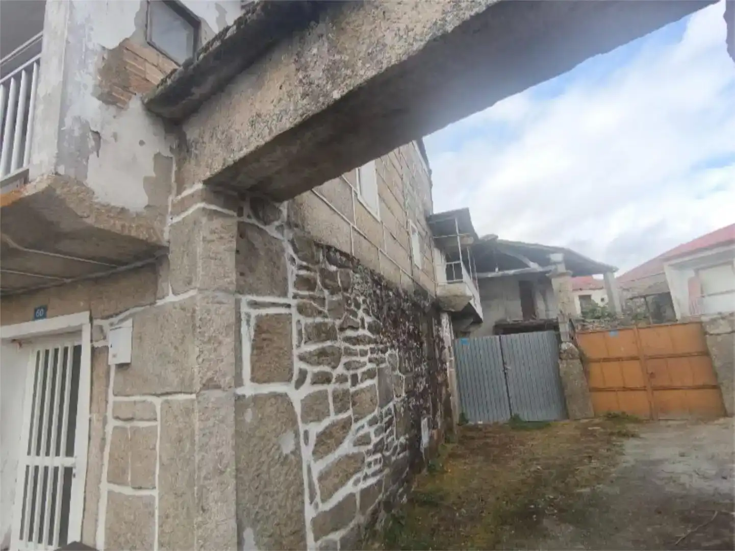 Vista exterior de Casa adosada en venda en Monterrei amb Traster i Balcó