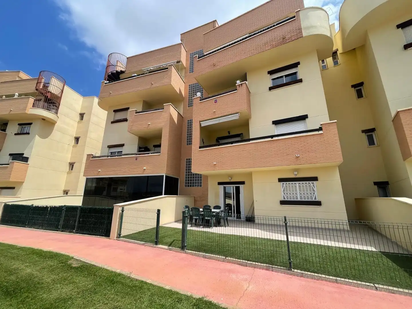 Vista exterior de Pis en venda en  Murcia Capital amb Aire condicionat, Jardí privat i Moblat