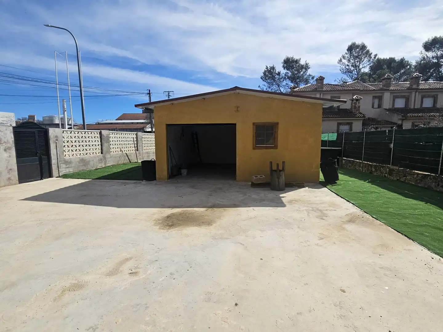 Vista exterior de Casa o chalet en venta en Mondéjar con Jardín privado
