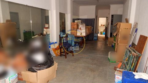 Dos locales colindantes, con patio, en Ontinyent.