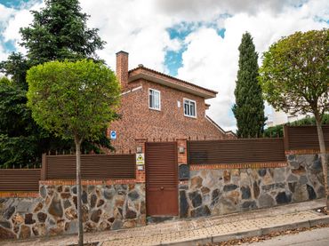 Villa con balcone in vendita a Calle Suiza