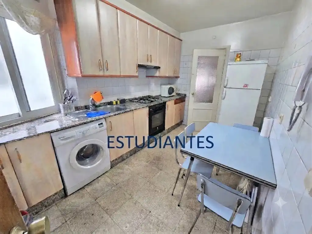 Cuina de Pis de lloguer en Vigo  amb Parquet i Moblat