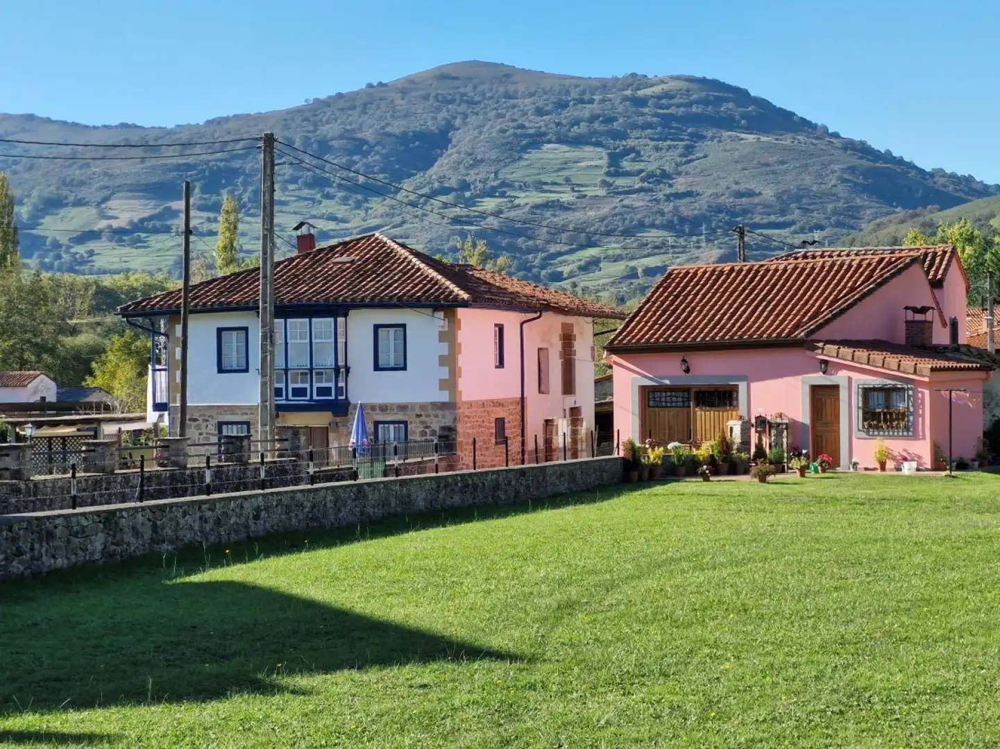 Außenansicht von Einfamilien-Reihenhaus zum Verkauf in Arenas de Iguña mit Privatgarten und Balkon