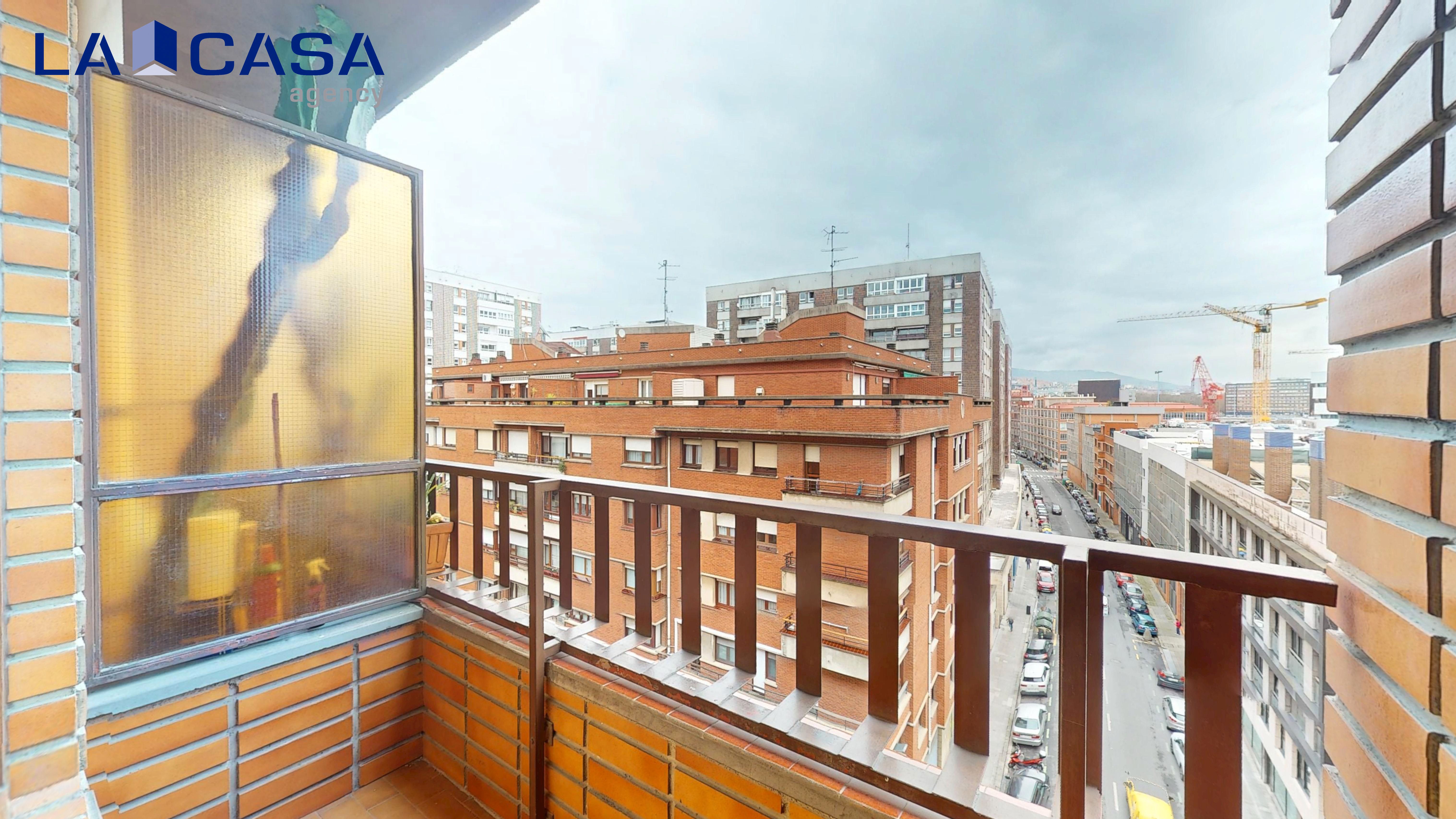 Vista exterior de Pis en venda en Bilbao  amb Traster i Balcó