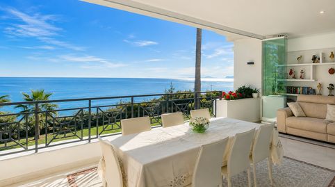 Exclusivo apartamento de alto standing con vistas frontales al mar en primera línea de playa  Doncella Beach, Estepona
