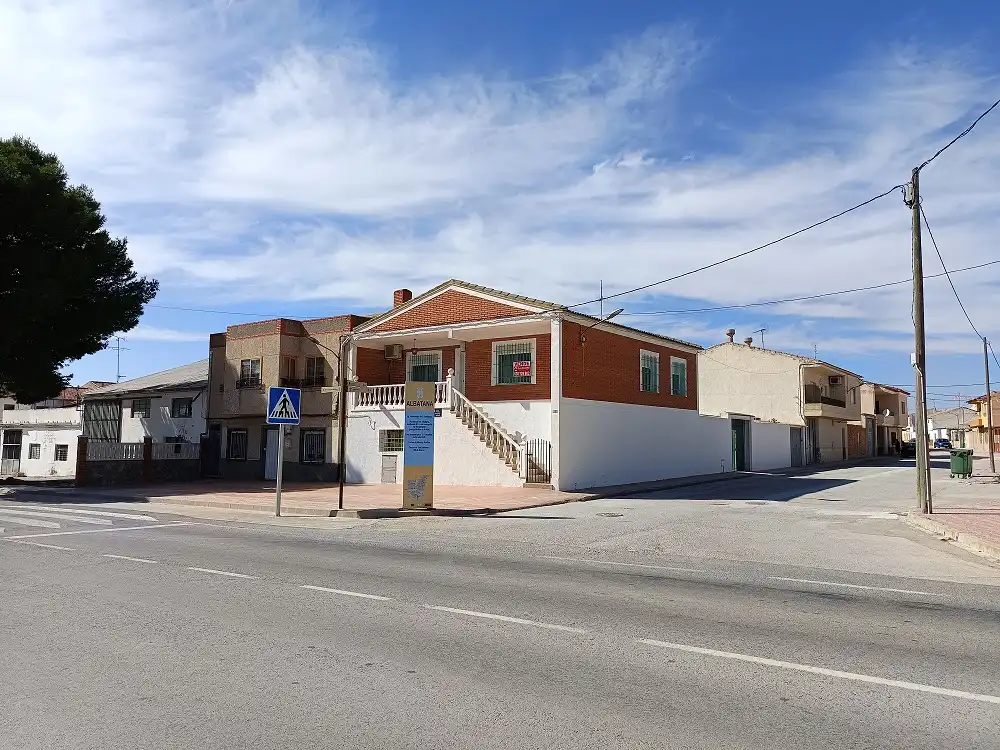 Vista exterior de Casa o xalet en venda en Albatana amb Calefacció, Terrassa i Traster