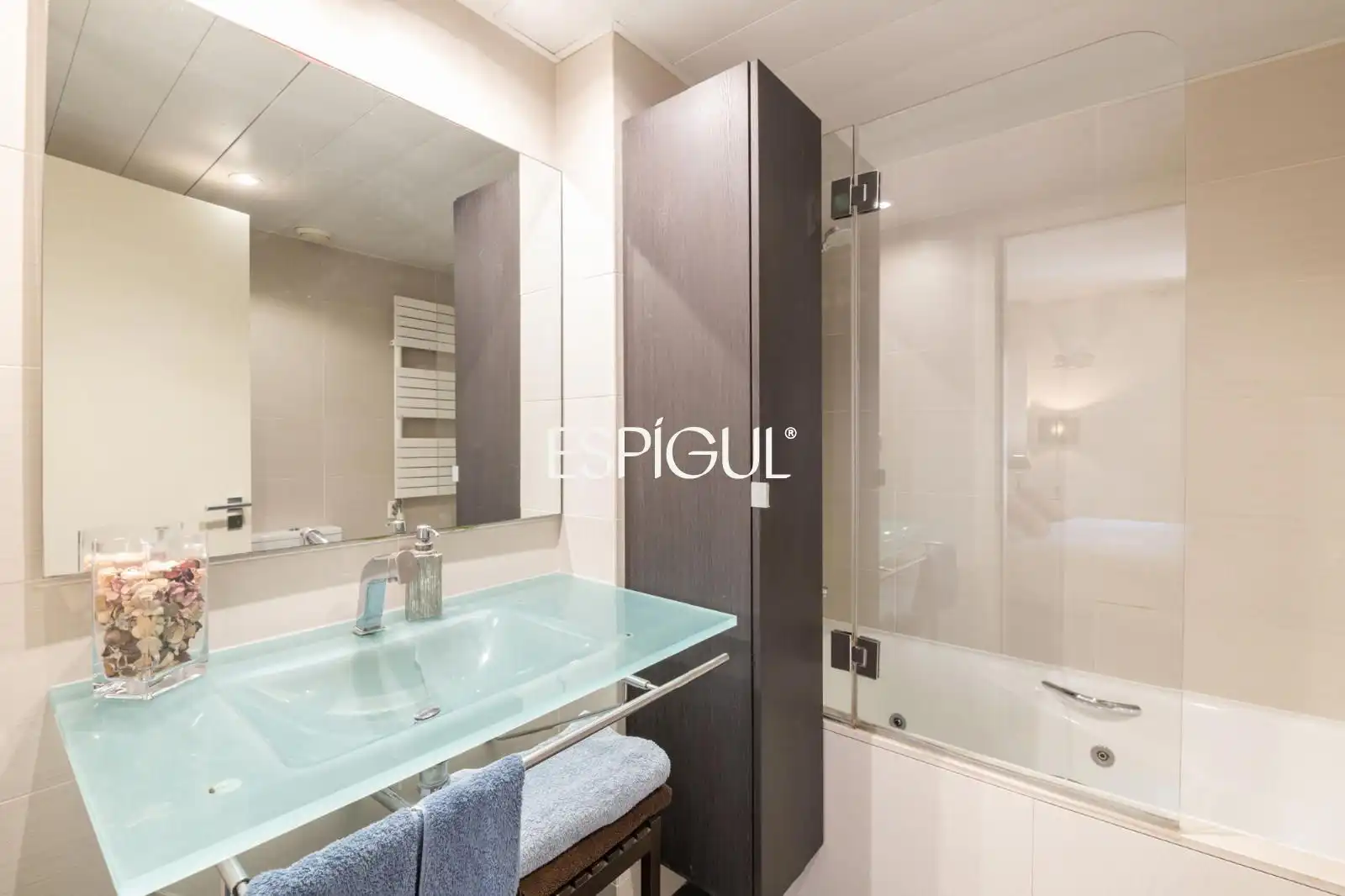 Bathroom of Flat for sale in Sant Cugat del Vallès  with Air Conditioner, Heating and Parquet flooring