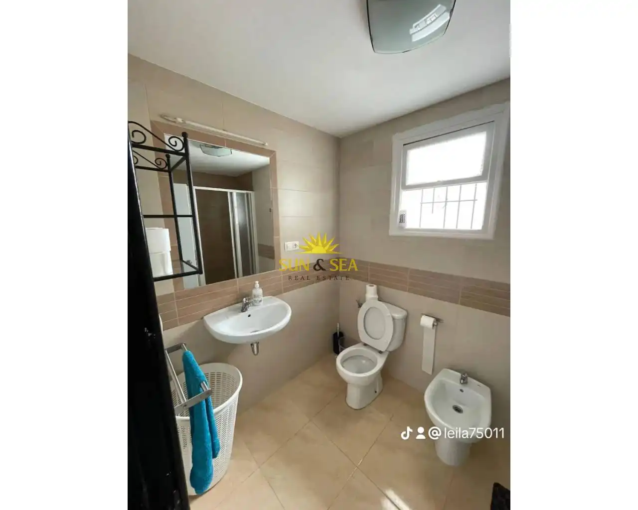 Bany de Apartament de lloguer en Torrevieja amb Aire condicionat, Calefacció i Moblat
