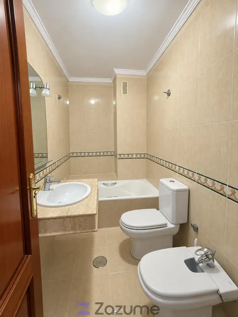 Badezimmer von Wohnung zur Miete in Rincón de la Victoria mit Ofen, Waschmaschine und Mikrowelle