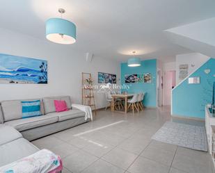 Sala d'estar de Casa adosada en venda en Santiago del Teide amb Terrassa, Piscina i Piscina comunitària
