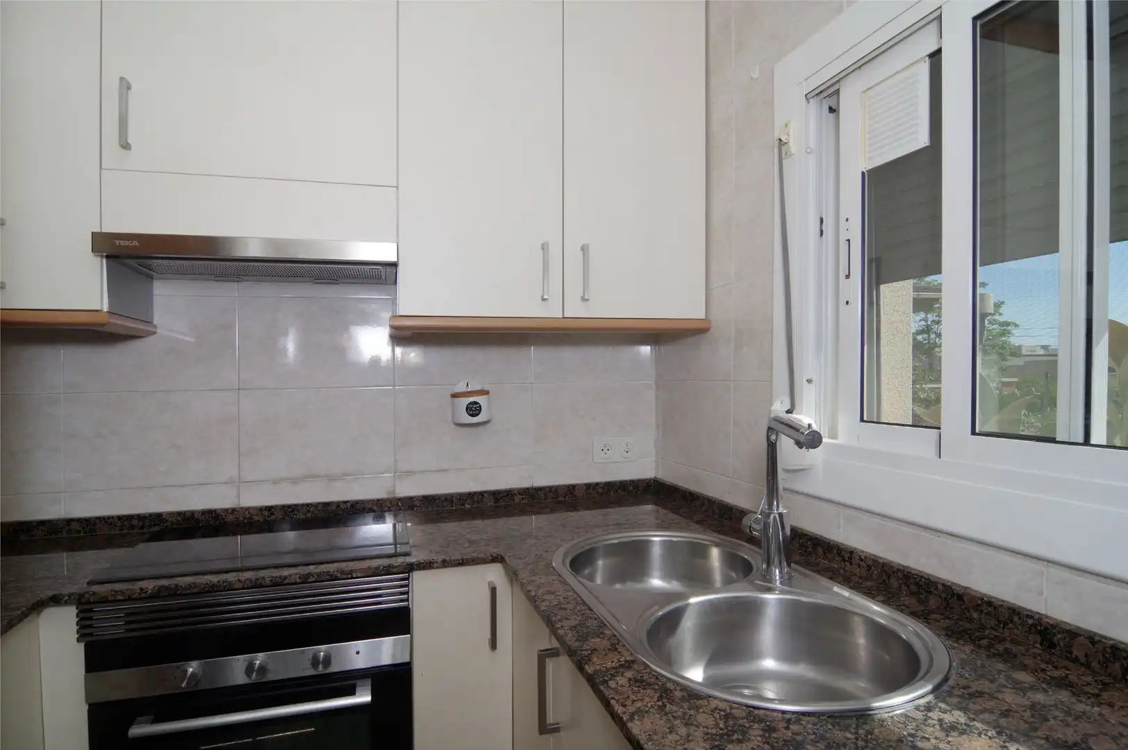 Cuina de Casa o xalet en venda en Sant Vicenç Dels Horts amb Aire condicionat, Calefacció i Jardí privat