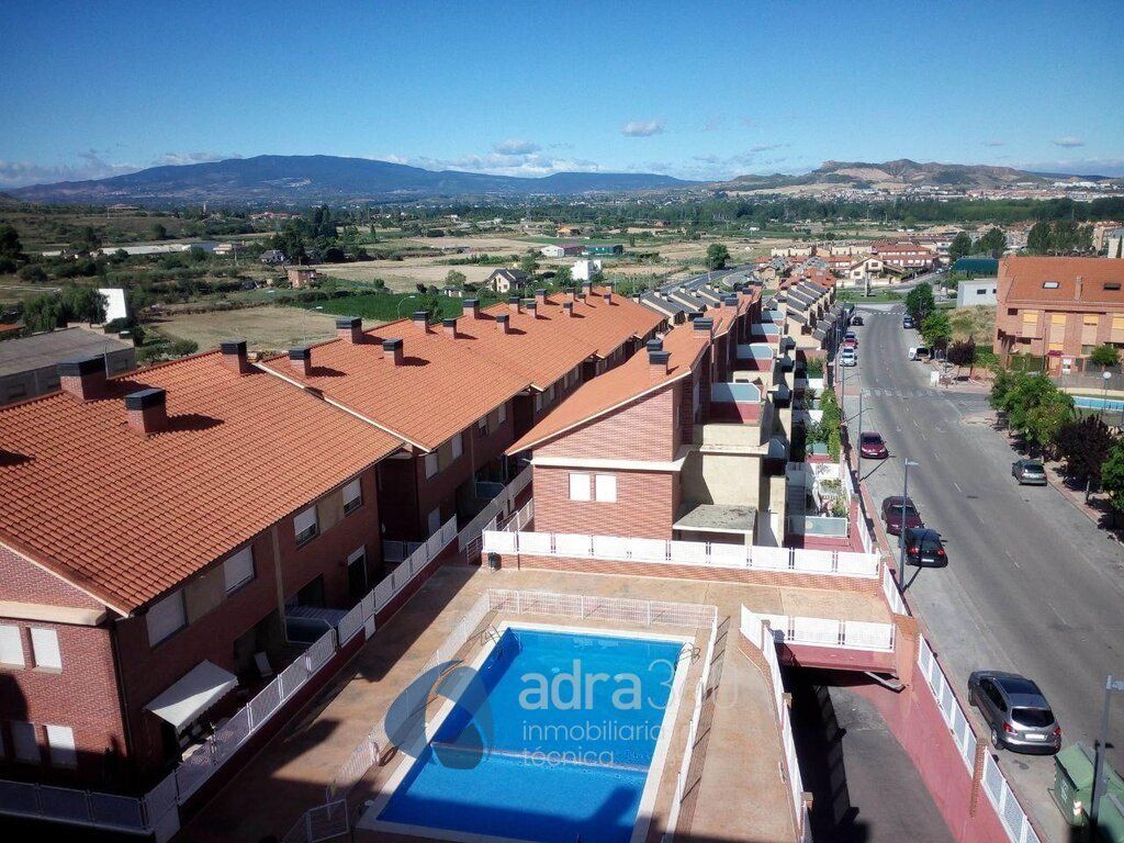 Vista exterior de Dúplex en venda en Villamediana de Iregua amb Calefacció i Traster