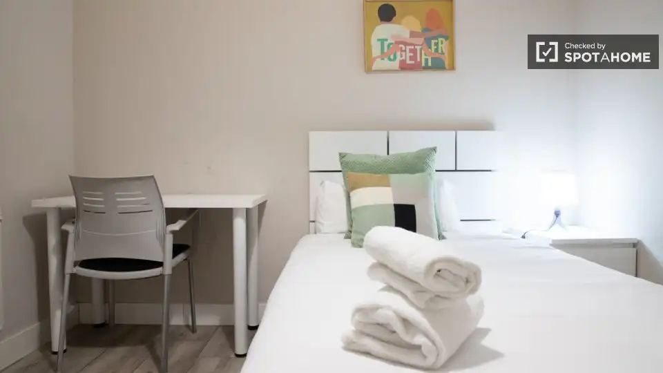 Bedroom of Flat for rent in Madrid  with Air Conditioner, Heating and Furnished