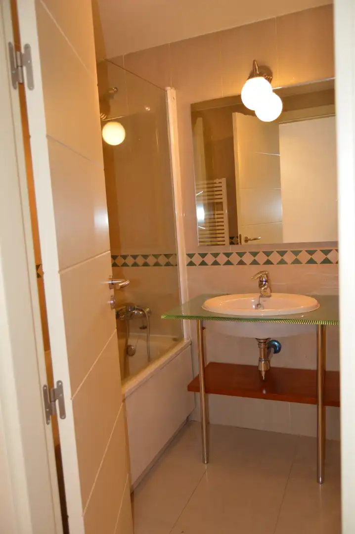 Badezimmer von Wohnung zur Miete in Madrid mit Klimaanlage, Heizung und Parkett