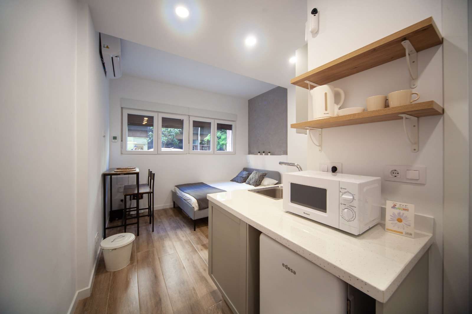 Bedroom of Study to share in  Barcelona Capital  with Air Conditioner and Terrace