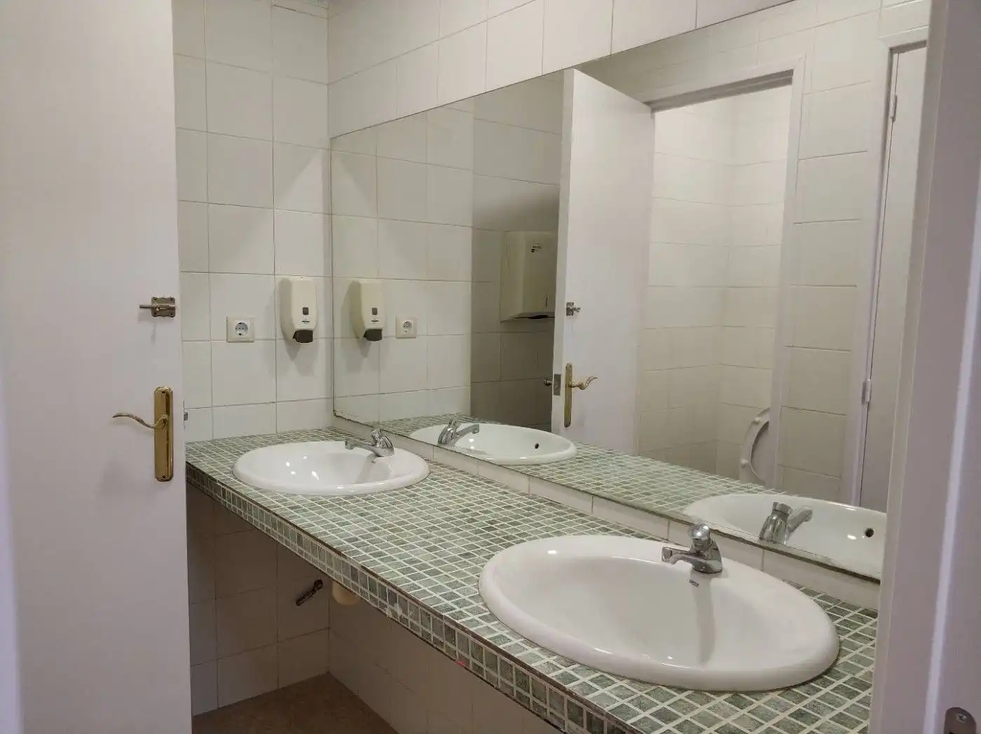 Badezimmer von Geschaftsraum zum Verkauf in Barcelona mit Heizung und Möbliert