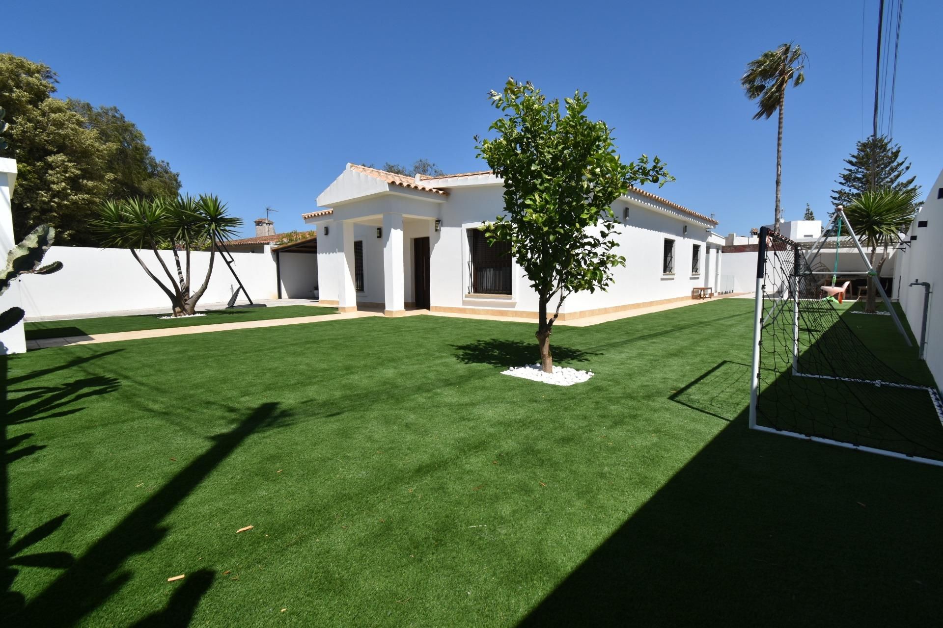 Jardí de Casa o xalet en venda en Chiclana de la Frontera amb Aire condicionat, Calefacció i Jardí privat