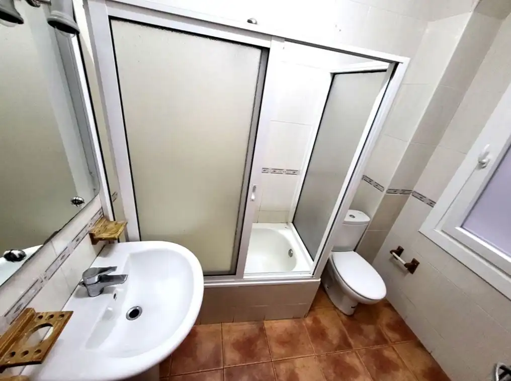 Bathroom of Flat for rent in Vigo   with Furnished, Oven and Washing machine