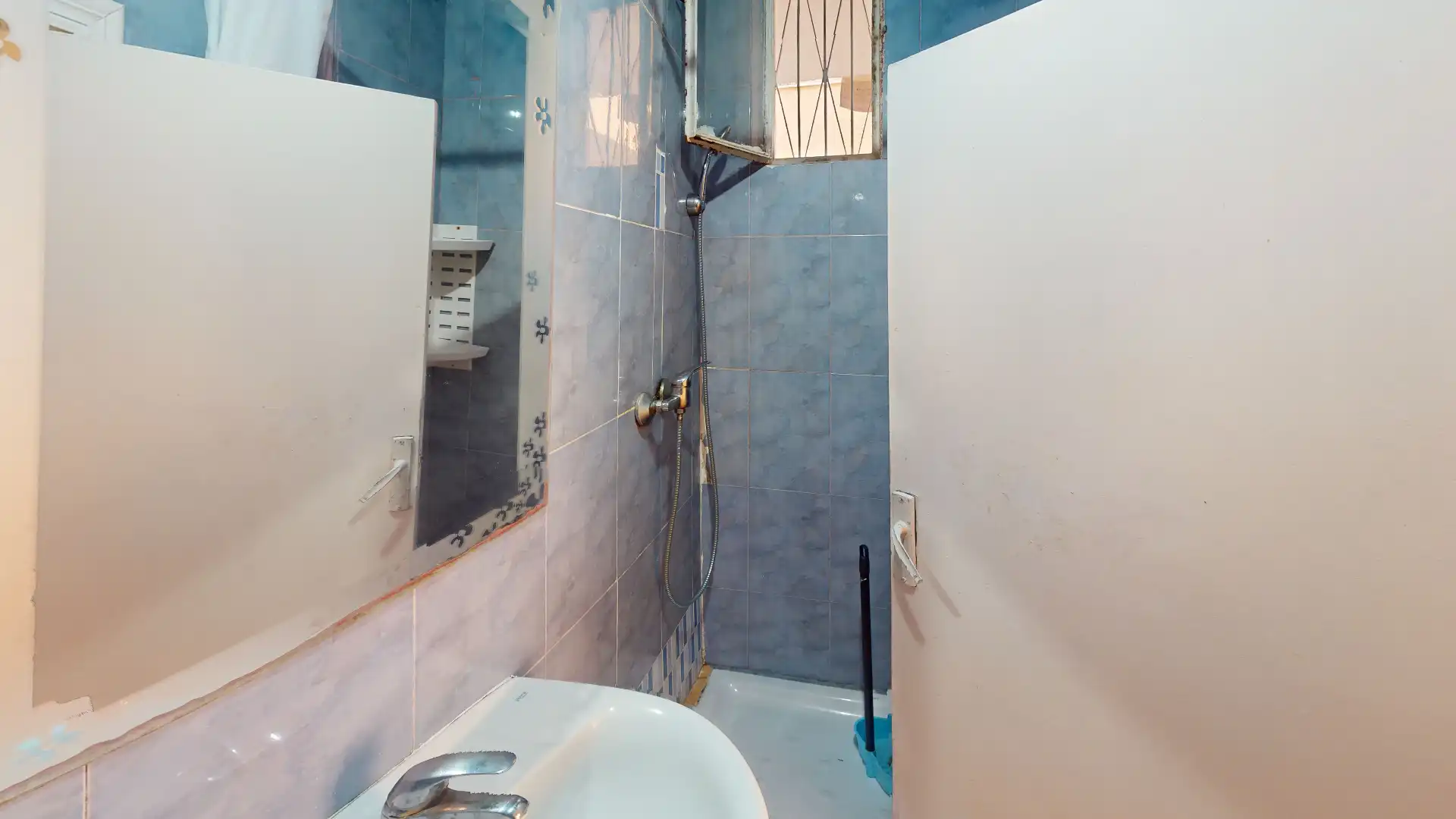 Baño de Piso en venta en Almería con Amueblado, Balcón y Alarma