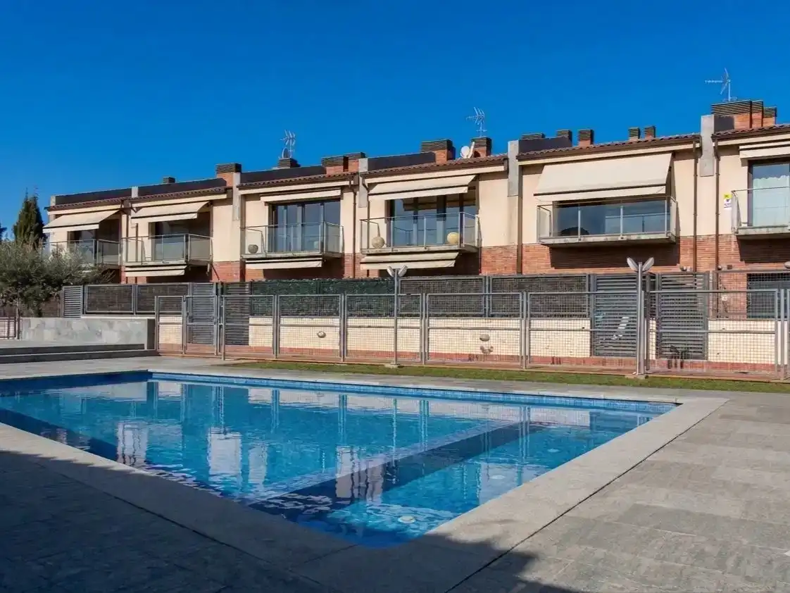 Piscina de Casa adosada en venda en Santa Eulàlia de Ronçana amb Aire condicionat, Terrassa i Piscina