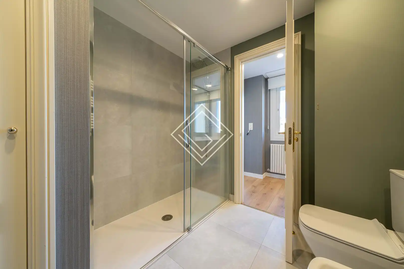 Badezimmer von Dachboden zum Verkauf in Madrid mit Klimaanlage, Heizung und Terrasse