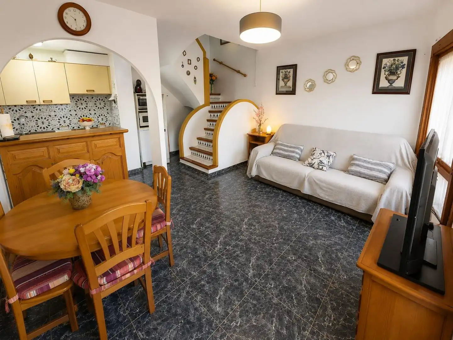 Sala d'estar de Casa adosada en venda en El Campello amb Aire condicionat, Calefacció i Terrassa