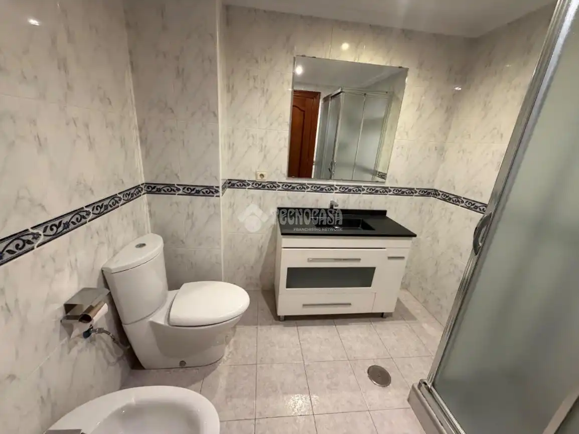 Badezimmer von Wohnung zum Verkauf in Jaén mit Terrasse