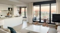 Sala d'estar de Apartament en venda en  Madrid Capital amb Aire condicionat, Terrassa i Piscina