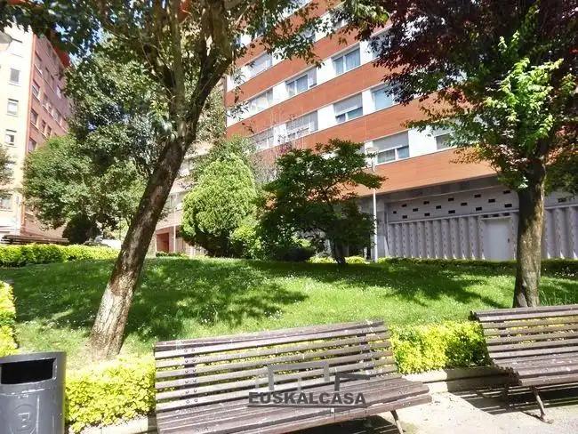 Vista exterior de Pis de lloguer en Bilbao  amb Calefacció i Moblat