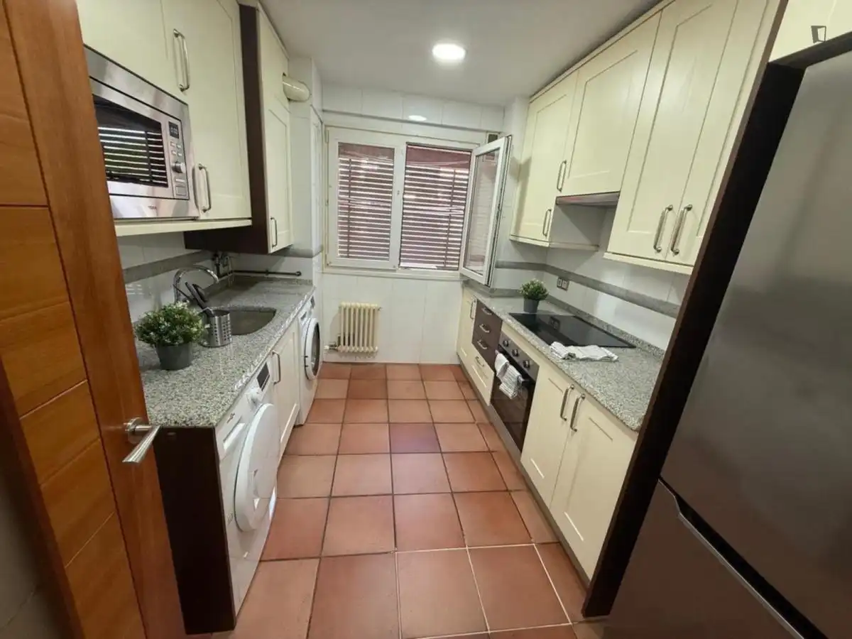 Cuina de Apartament per a compartir en Fuenlabrada amb Aire condicionat, Moblat i Forn