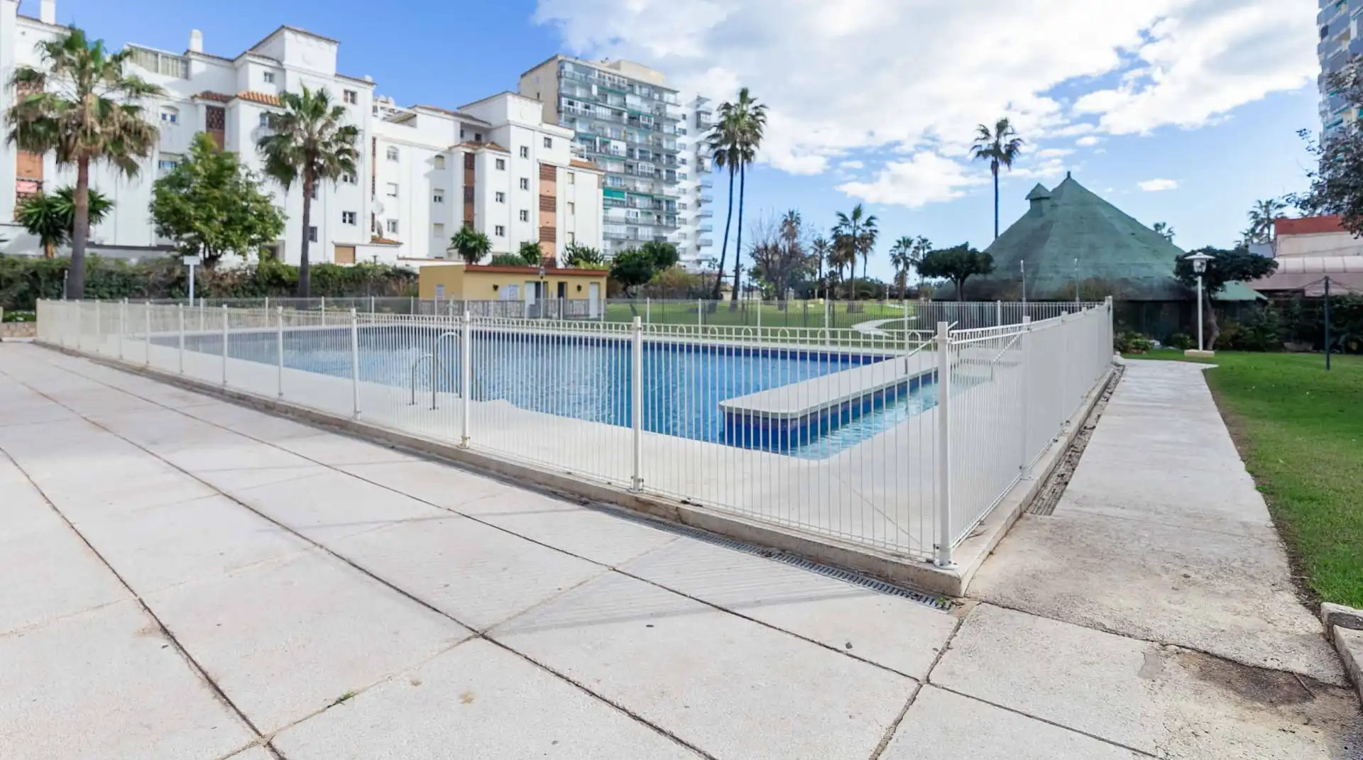 Piscina de Estudi en venda en Benalmádena amb Aire condicionat, Terrassa i Moblat