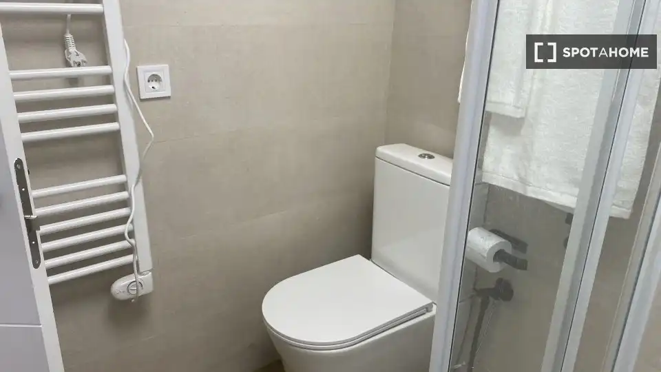 Baño de Piso de alquiler en Valencia con Aire acondicionado, Calefacción y Amueblado