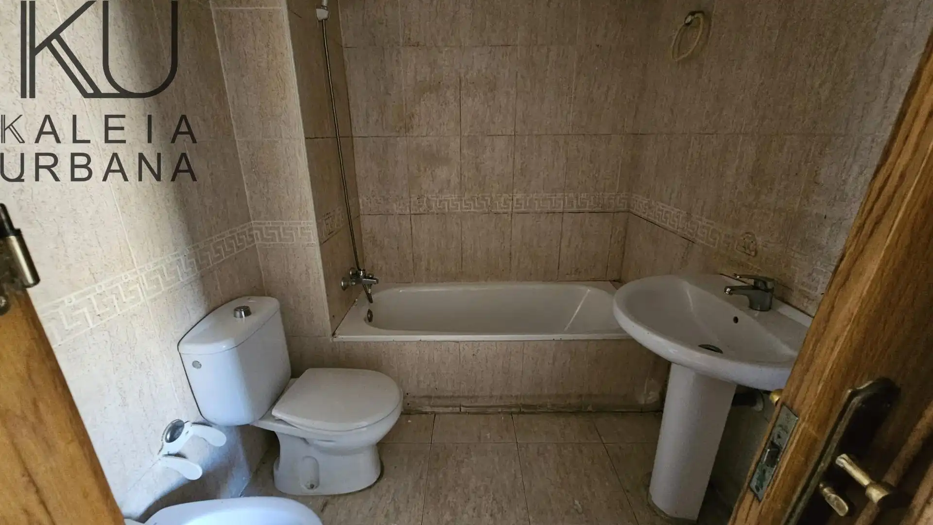 Baño de Piso en venta en Alicante / Alacant con Aire acondicionado, Terraza y Balcón