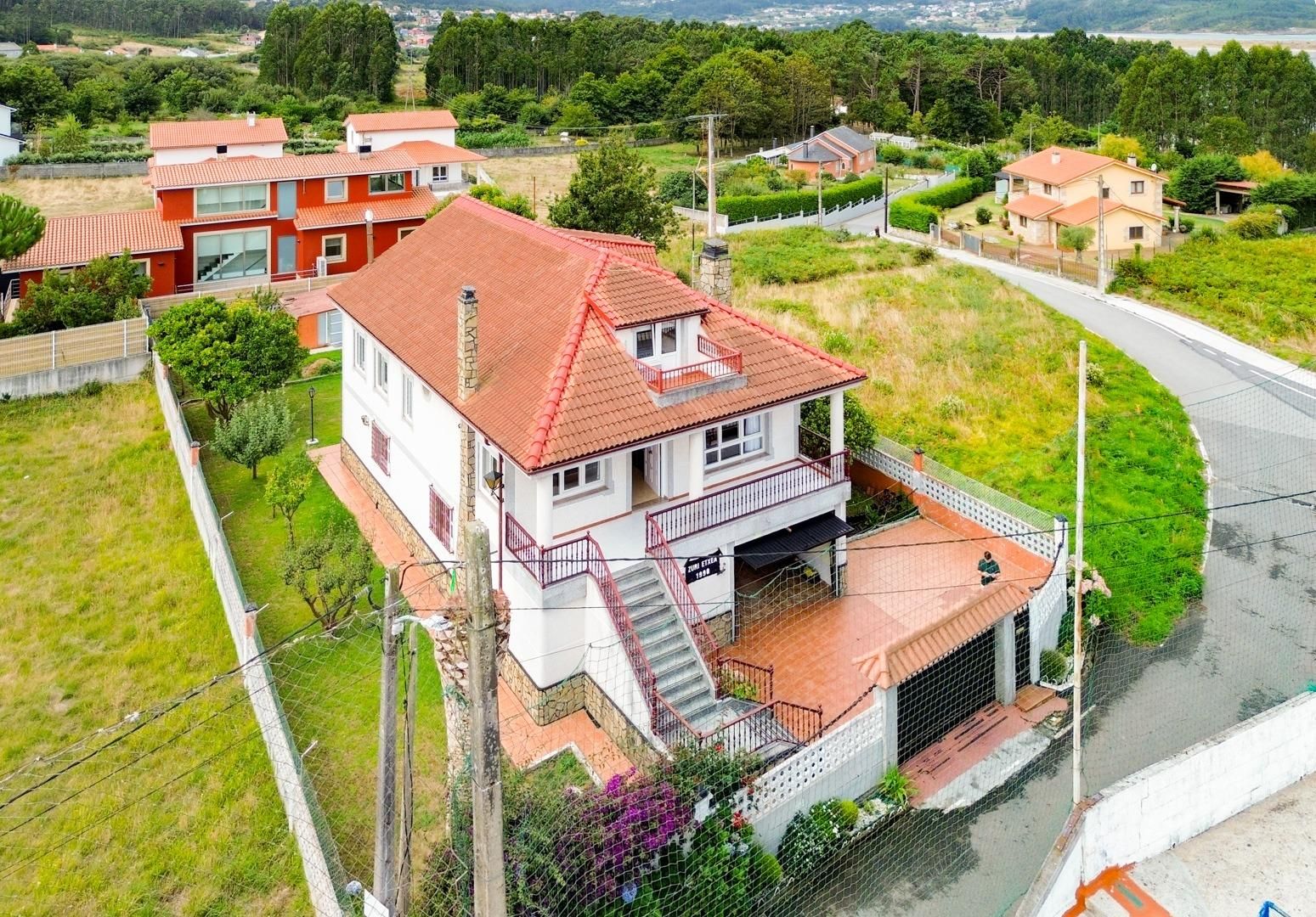 Vista exterior de Casa o xalet en venda en Cabana de Bergantiños amb Jardí privat i Terrassa