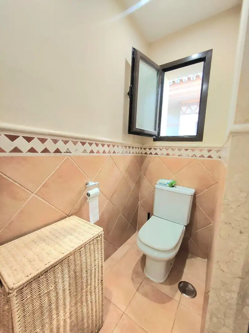 Baño de Apartamento en venta en Marbella con Calefacción, Jardín privado y Terraza