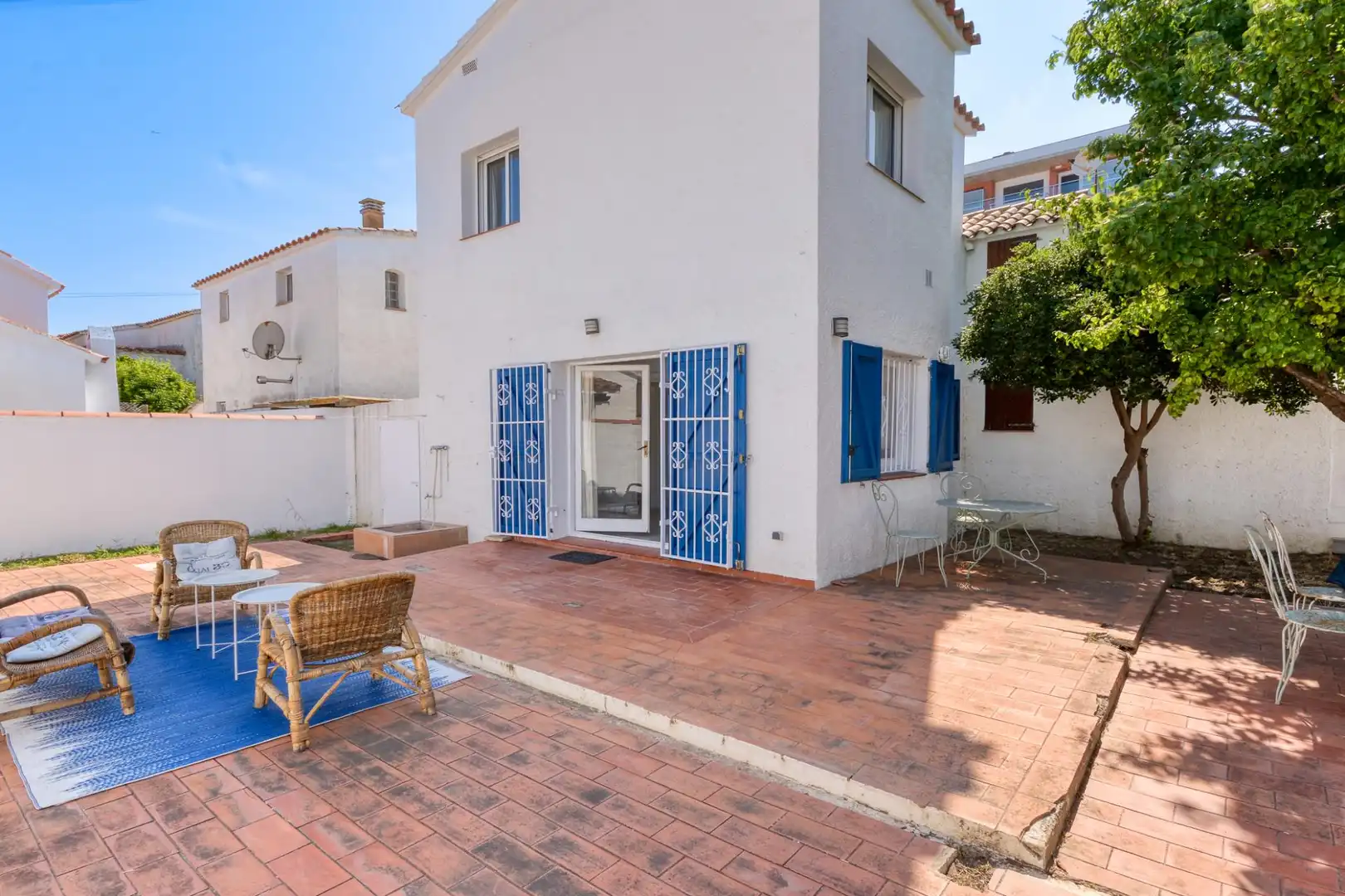 Vista exterior de Casa o xalet en venda en Roses amb Jardí privat, Terrassa i Forn