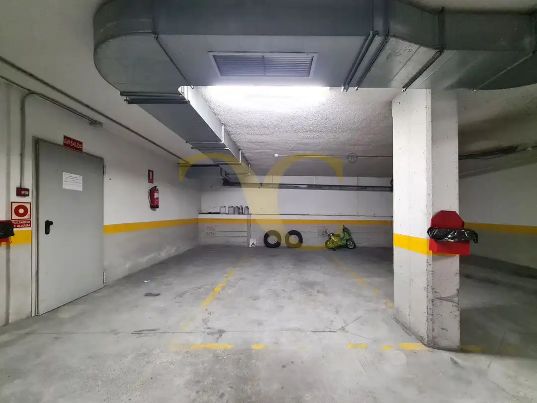 Parkplatz von Maisonette zum Verkauf in Oviedo  mit Heizung, Privatgarten und Terrasse