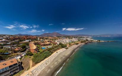 Vista exterior de Casa adosada en venda en Estepona amb Terrassa i Piscina comunitària