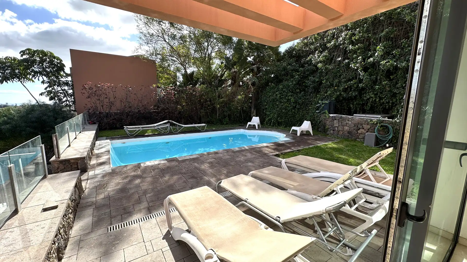 Swimming pool of Houses for sale in San Bartolomé de Tirajana  with Air Conditioner, Private garden and Parquet flooring