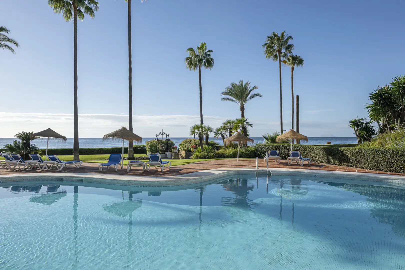 Piscina de Planta baixa en venda en Estepona amb Aire condicionat, Calefacció i Jardí privat