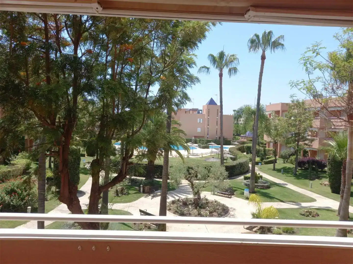 Vista exterior de Apartament de lloguer en Islantilla amb Jardí privat, Piscina i Moblat