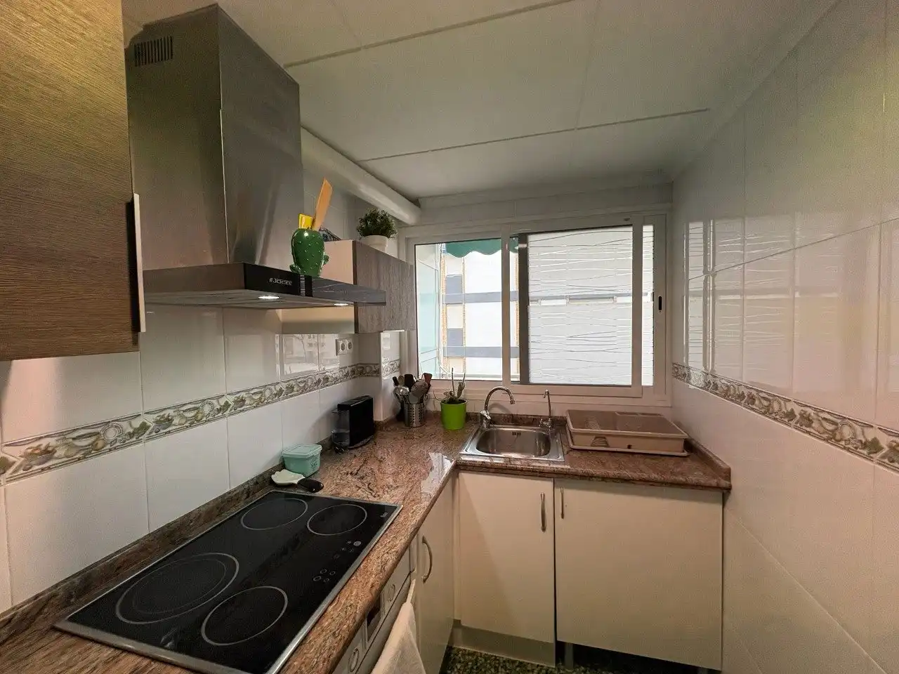 Küche von Wohnung zum Verkauf in Cullera mit Klimaanlage, Privatgarten und Terrasse