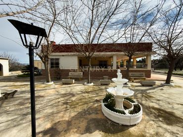Villa mit Balkon zum Verkauf in PL POLIGONO 47 62 Polígono 47 Parcela \1 001405100XH94GAINA. ASPE (ALICANTE) Poligo 67
