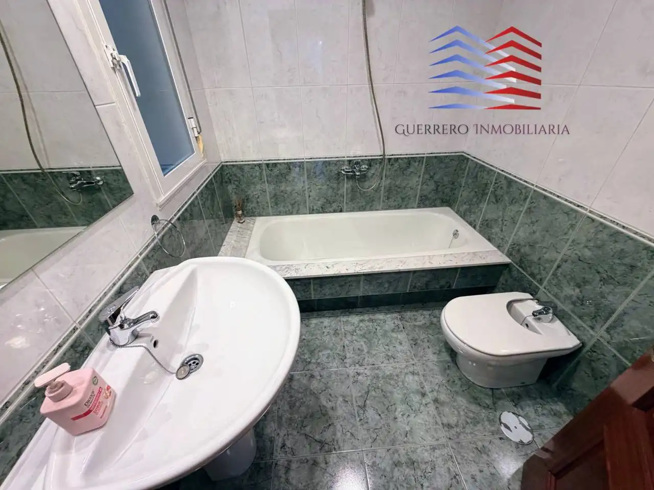 Bany de Pis de lloguer en Ourense Capital  amb Calefacció i Parquet