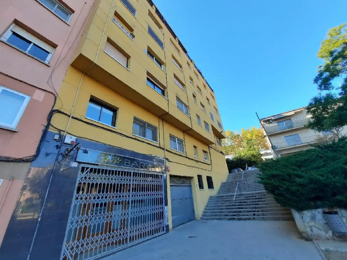 Vista exterior de Pis en venda en Montcada i Reixac amb Terrassa