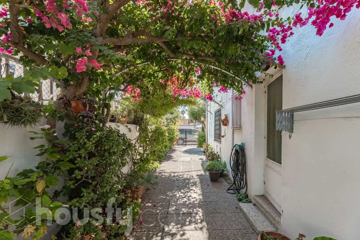 Vista exterior de Casa o xalet en venda en Castelldefels amb Jardí privat, Terrassa i Traster