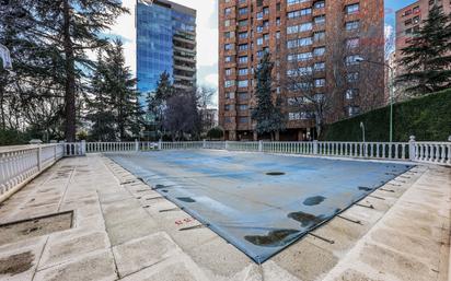 Swimming pool of Flat to rent in  Madrid Capital  with Air Conditioner, Heating and Parquet flooring