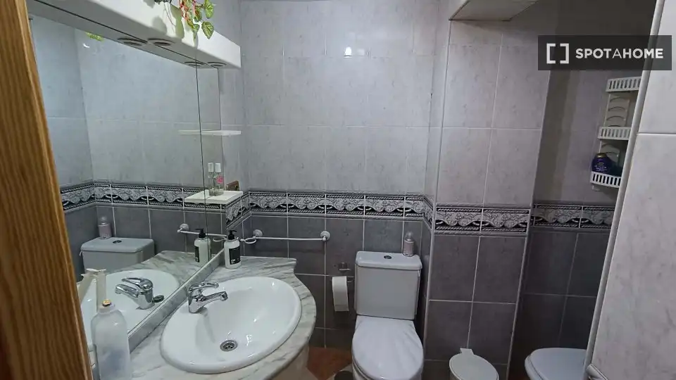 Baño de Apartamento para compartir en Fuente Vaqueros con Aire acondicionado, Terraza y Amueblado